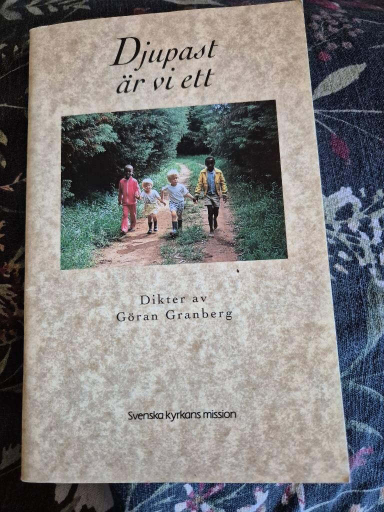 Djupast &auml;r vi ett : dikter