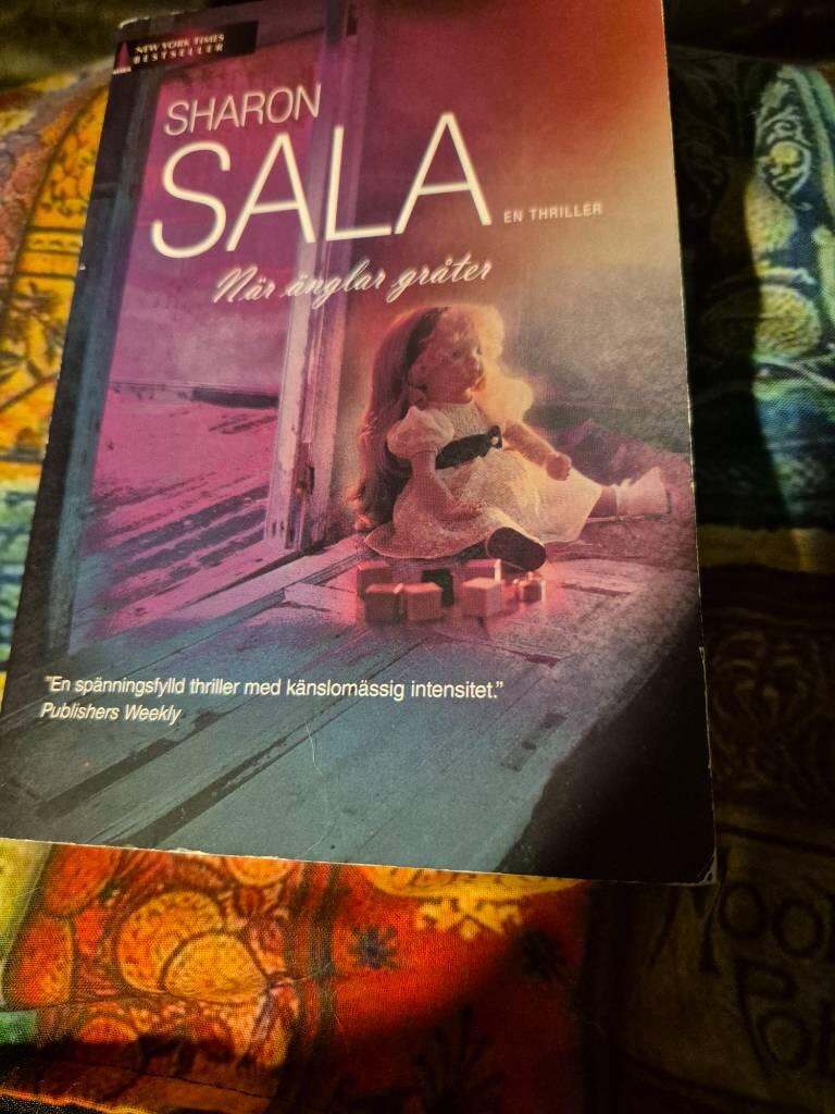 N&auml;r &auml;nglar gr&aring;ter : [en thriller]