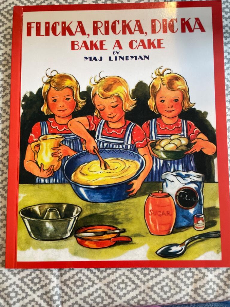 Flicka, Ricka, Dicka bake a cake
