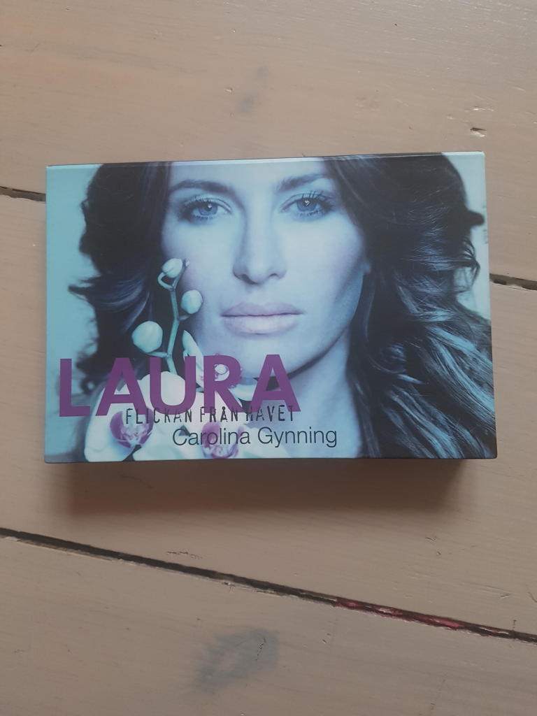 Laura. [Elektronisk resurs] : flickan fr&aring;n havet