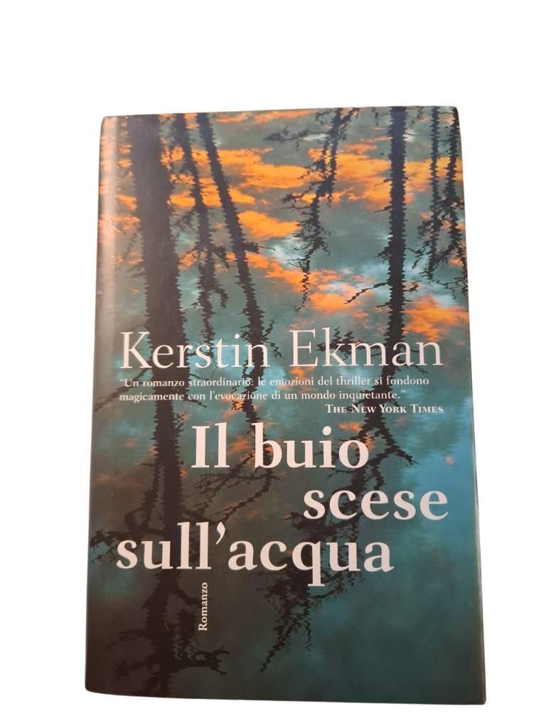 Il buio scese sull'acqua