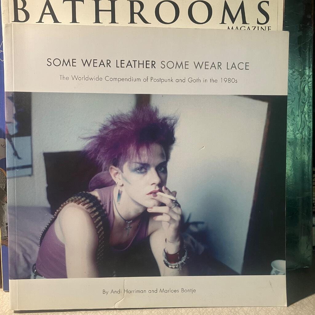 Some Wear Leather, Some Wear Lace: A Worldwide Compendium of Postpunk and Goth in the 1980s [Elektronisk resurs]