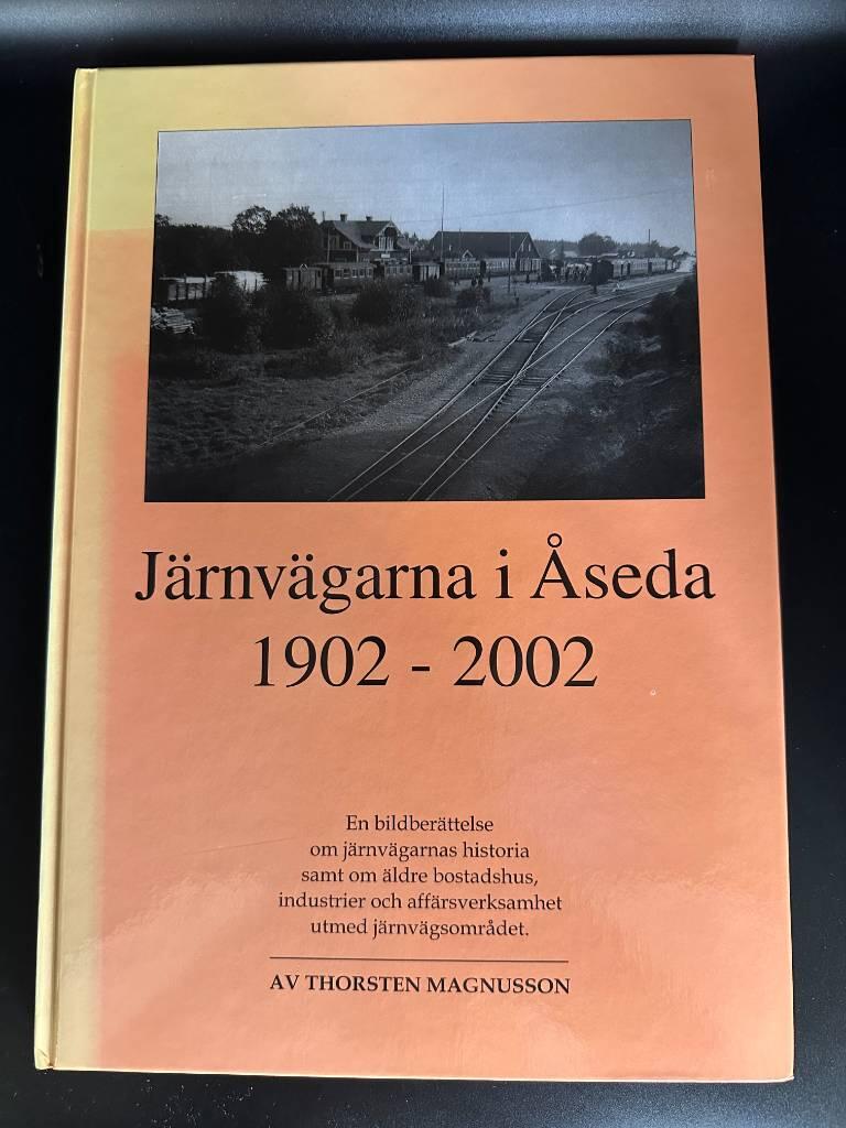 J&auml;rnv&auml;garna i &Aring;seda 1902-2002 : en bildber&auml;ttelse om j&auml;rnv&auml;garnas historia samt om &auml;ldre bostadshus, industrier och aff&auml;rsverksamhet utmed j&auml;rnv&auml;gsomr&aring;det