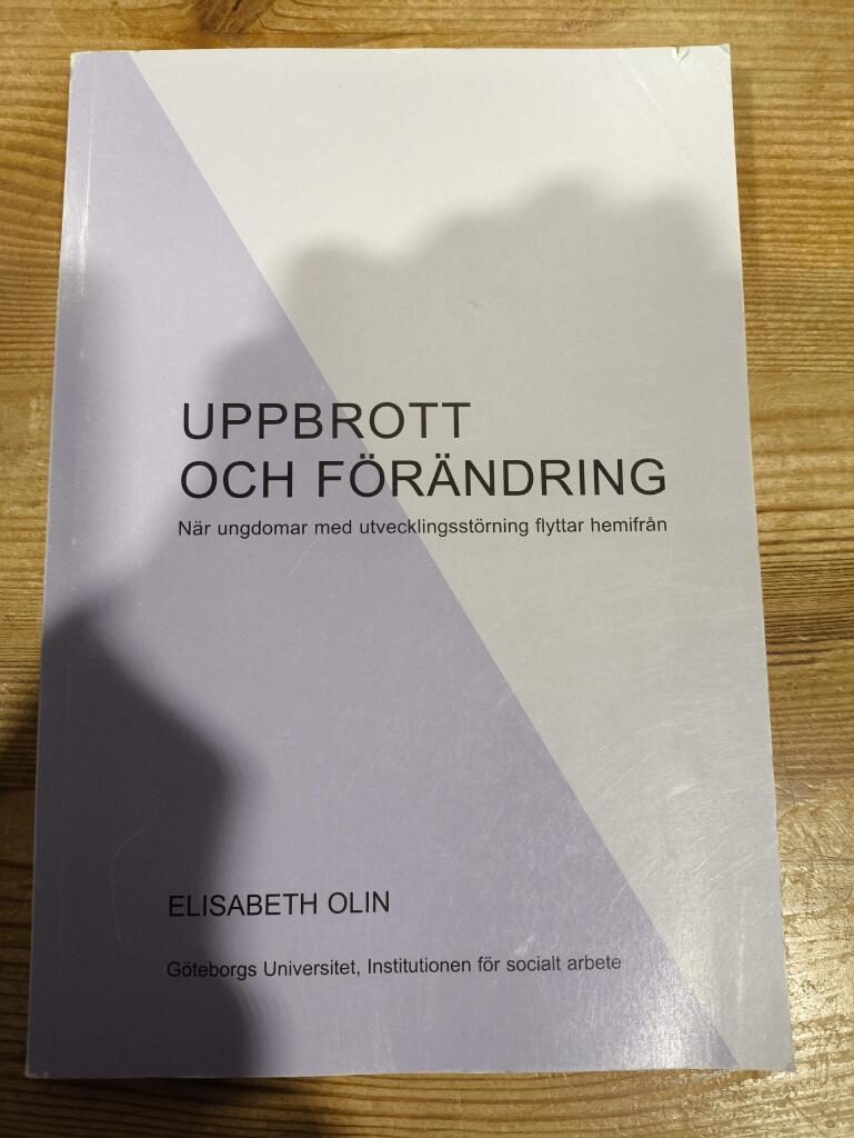 Uppbrott och f&ouml;r&auml;ndring - n&auml;r ungdomar med utvecklingsst&ouml;rning flyttar hemifr&aring;n