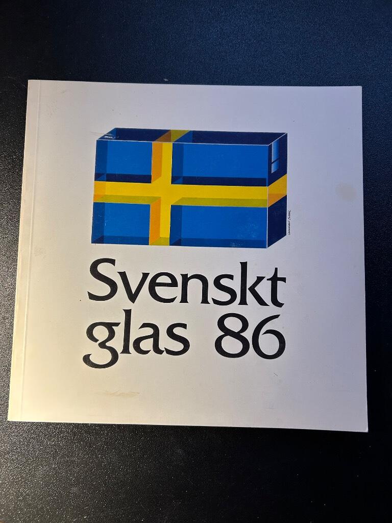 Svenskt glas 86 : en utst&auml;llning av arbeten fr&aring;n de svenska glasbruken : R&ouml;hsska konstsl&ouml;jdmuseet, G&ouml;teborg, 18.6-7.9 1986 : anordnad av R&ouml;hsska konstsl&ouml;jdmuseet och Statens industriverk i samarbete med glasbruken