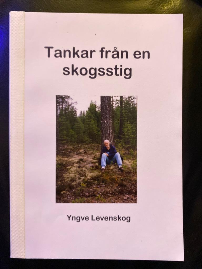 Tankar fr&aring;n en skogsstig
