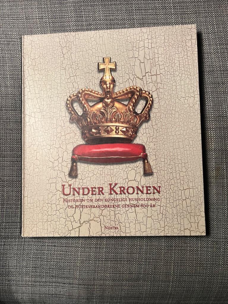 Under kronen - historien om den kongelige husholdning og hofleverand&oslash;rerne gennem 800 &aring;r