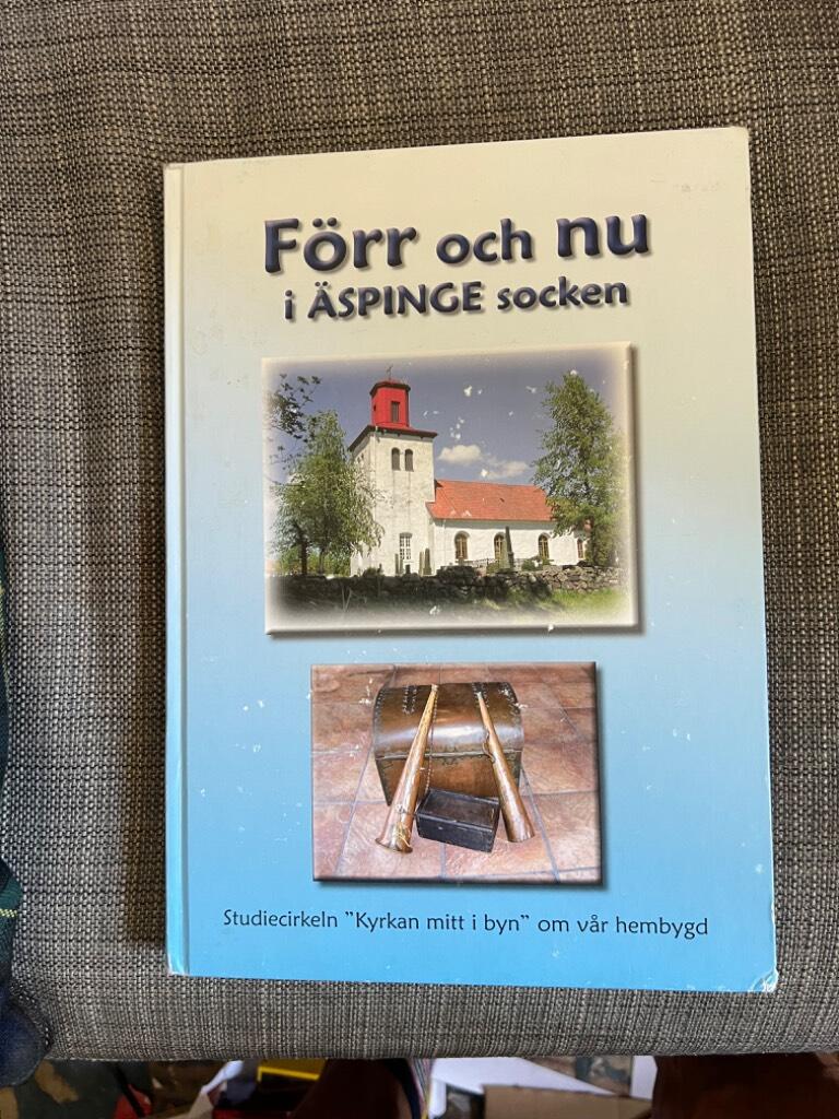 F&ouml;rr och nu i &Auml;spinge socken : studiecirkeln "Kyrkan mitt i byn" : deltagare har genom &aring;ren varit ett flertal innev&aring;nare, bosatta eller f&ouml;dda i byarna Benarp, Gammalstorp, R&aring;set, Stavr&ouml;d och &Auml;spinge