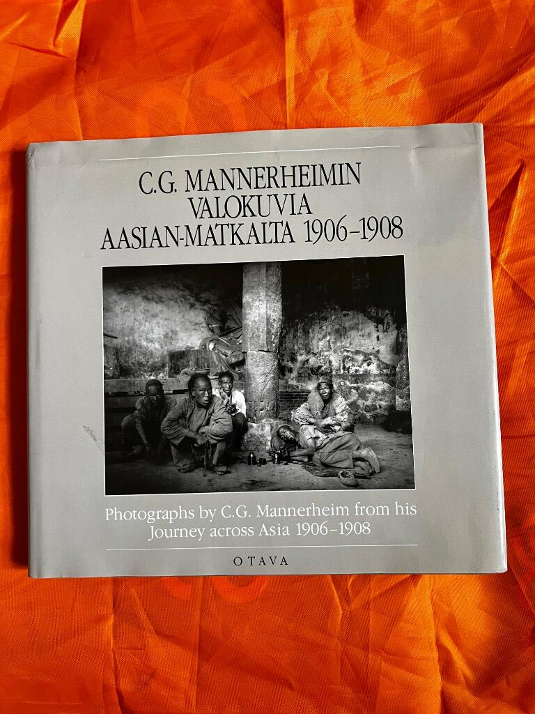 C. G. Mannerheimin valokuvia Aasian-matkalta 1906-1908 = Photographs by C. G. Mannerheim from his journey across Asia 1906-1908 ; toimittanut Peter Sandberg