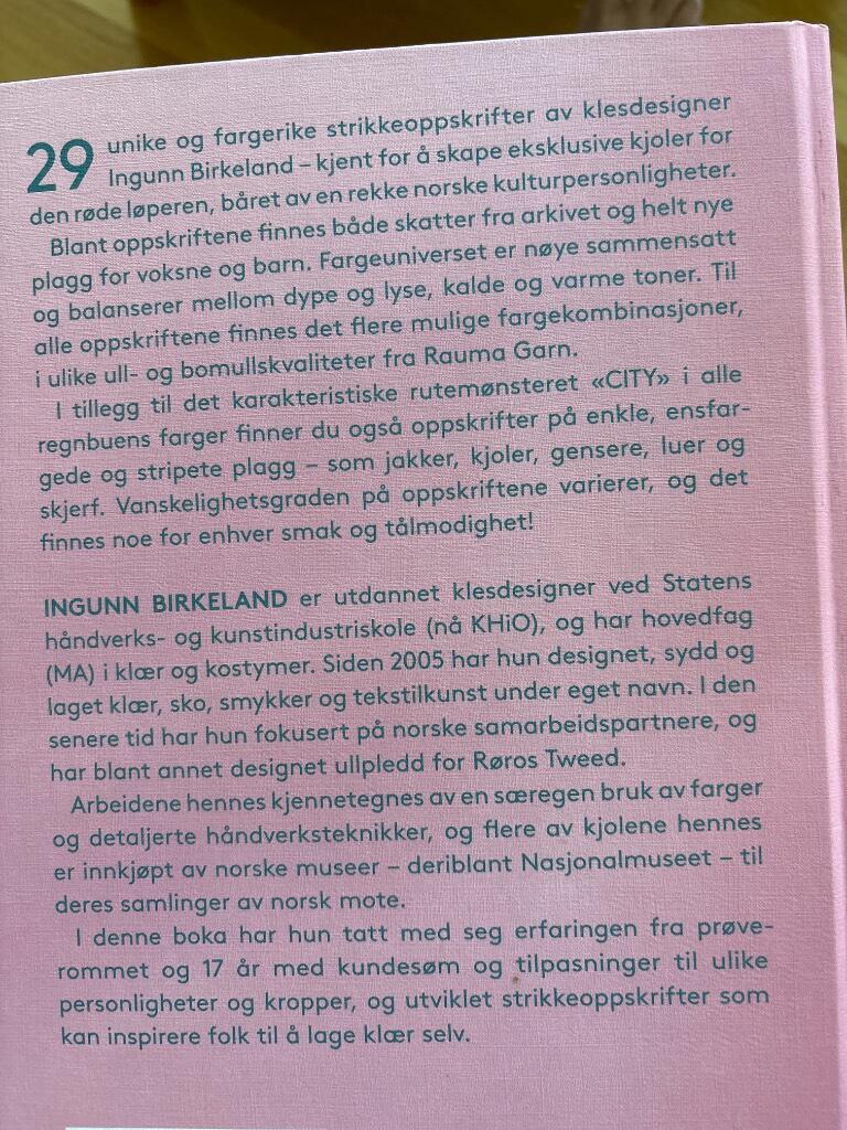 Ingunn Birkeland strikker