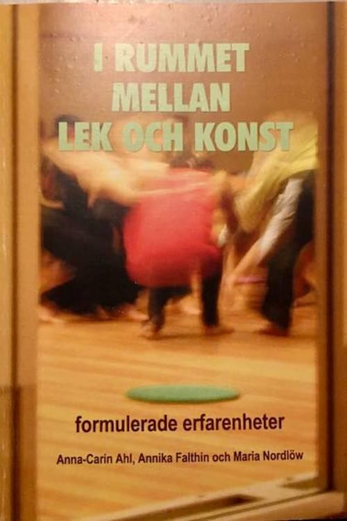 I rummet mellan lek och konst - [formulerade erfarenheter]