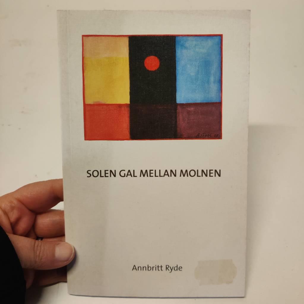 Solen gal mellan molnen