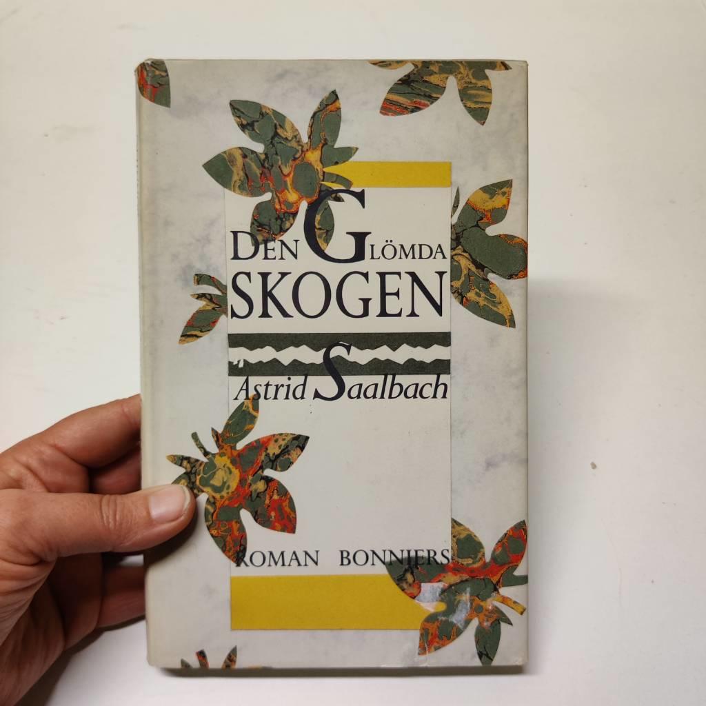 Den gl&ouml;mda skogen - [roman]
