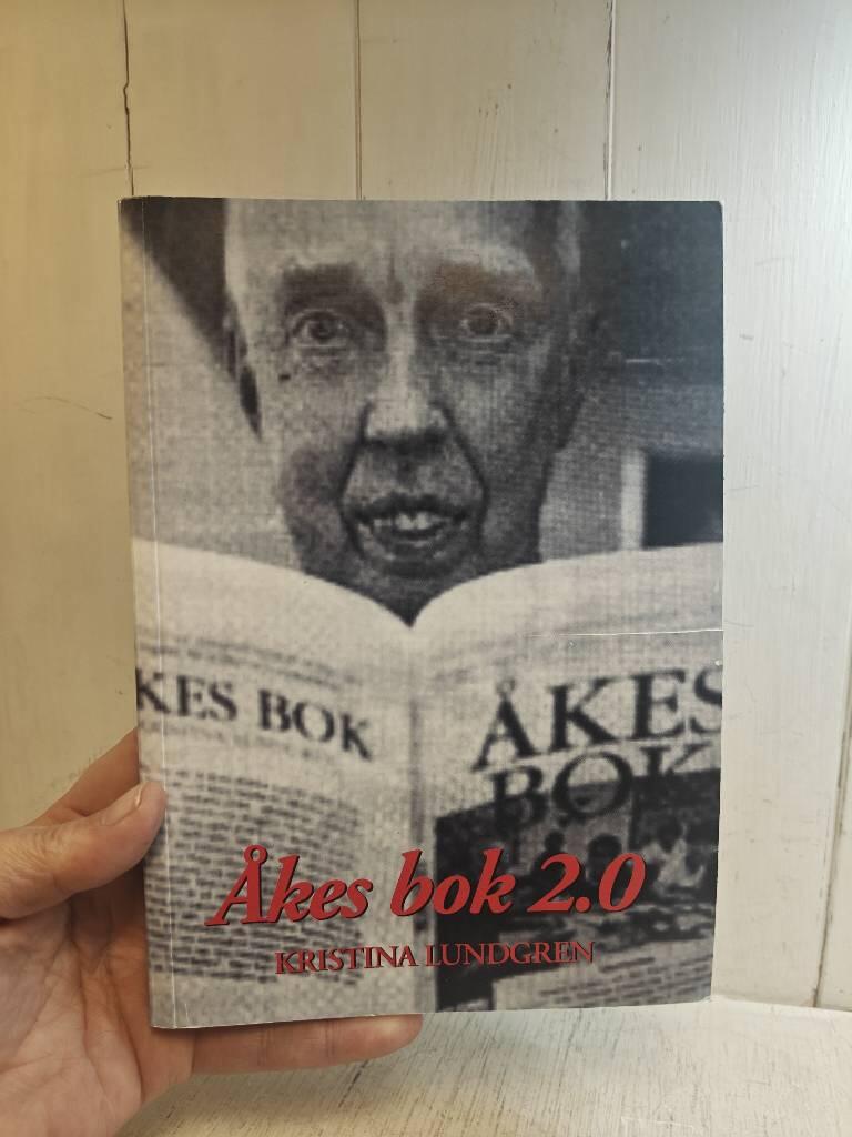 &Aring;kes bok : efter 32 &aring;r p&aring; sinnessl&ouml;anstalt b&ouml;rjar den l&aring;nga v&auml;gen till frihet och uppr&auml;ttelse-