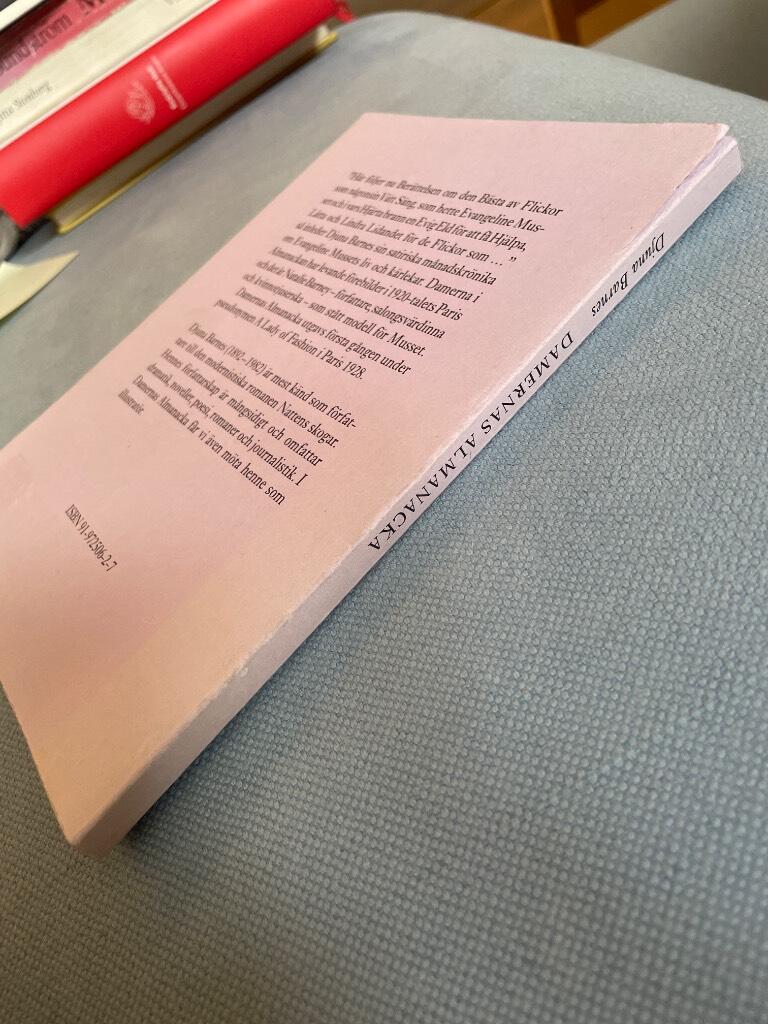 Damernas almanacka : som framst&auml;ller deras himlatecken och dessas banor; deras m&aring;ntider och dessas v&auml;xlingar; deras &aring;rstider s&aring;som de f&ouml;ljer p&aring; varandra; deras dagj&auml;mningar och solst&aring;nd, liksom en fullst&auml;ndig uppr&auml;kning av deras dagliga och nattliga sinne