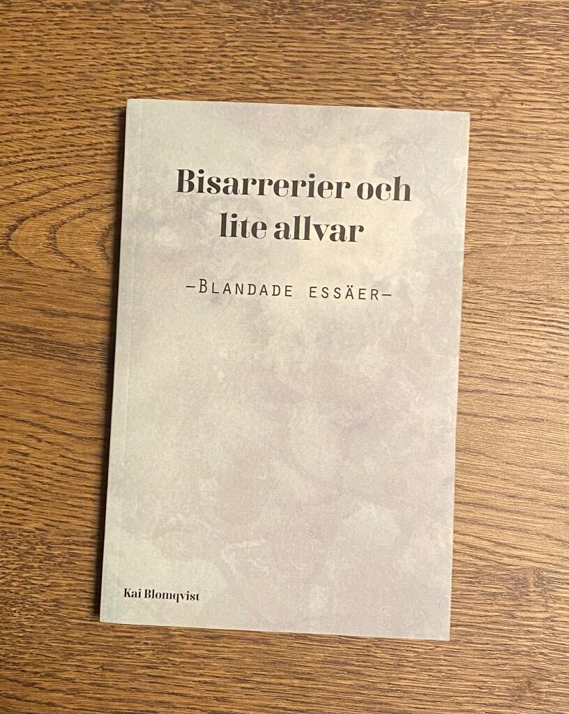 Bisarrerier och lite allvar : blandade ess&auml;er