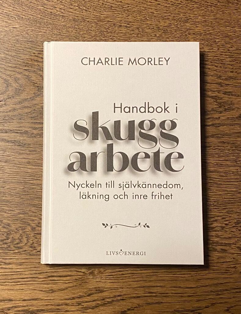 Handbok i skuggarbete - nyckeln till sj&auml;lvk&auml;nnedom, l&auml;kning och inre frihet