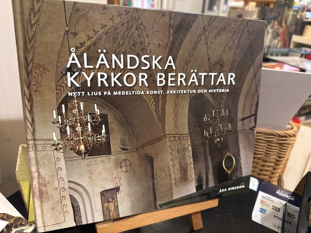 &Aring;l&auml;ndska kyrkor ber&auml;ttar - [nytt ljus p&aring; medeltida konst, arkitektur och historia]