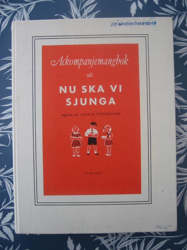 Nu ska vi sjunga : s&aring;ngbok f&ouml;r de f&ouml;rsta skol&aring;ren