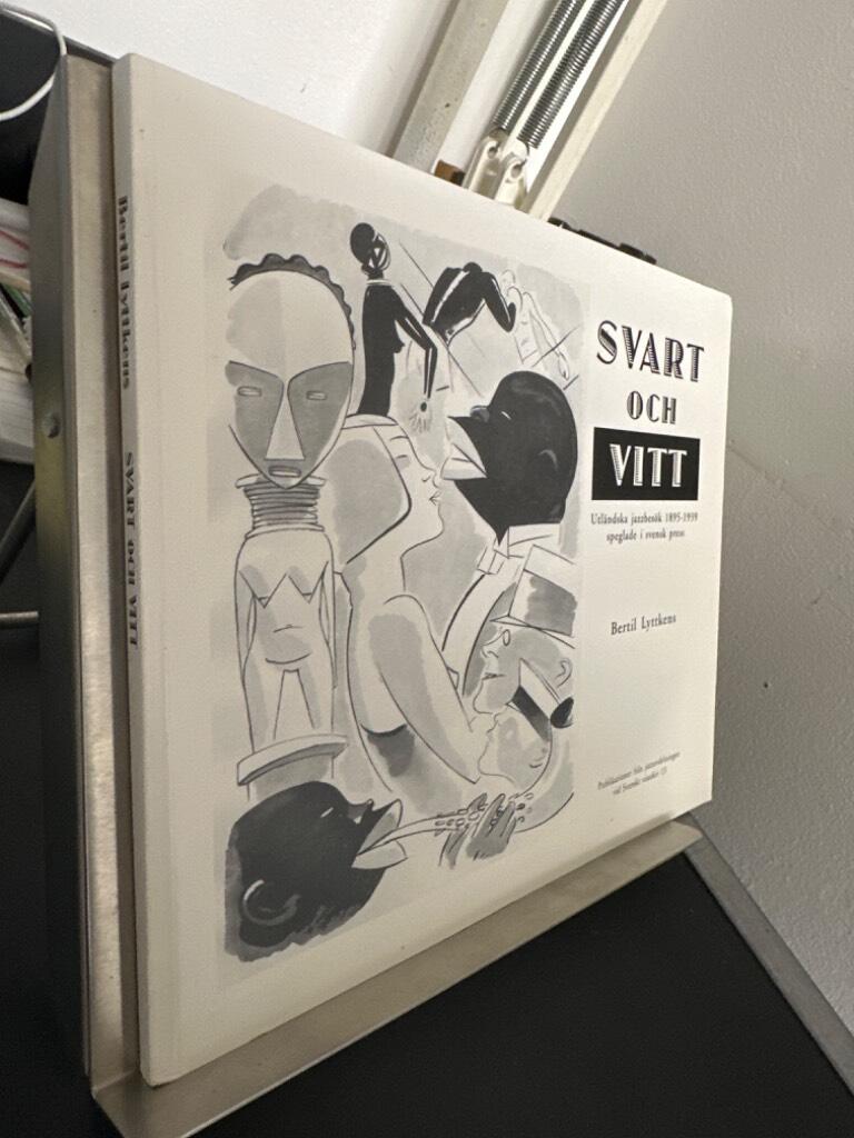 Svart och vitt : utl&auml;ndska jazzbes&ouml;k 1895-1939 speglade i svensk press