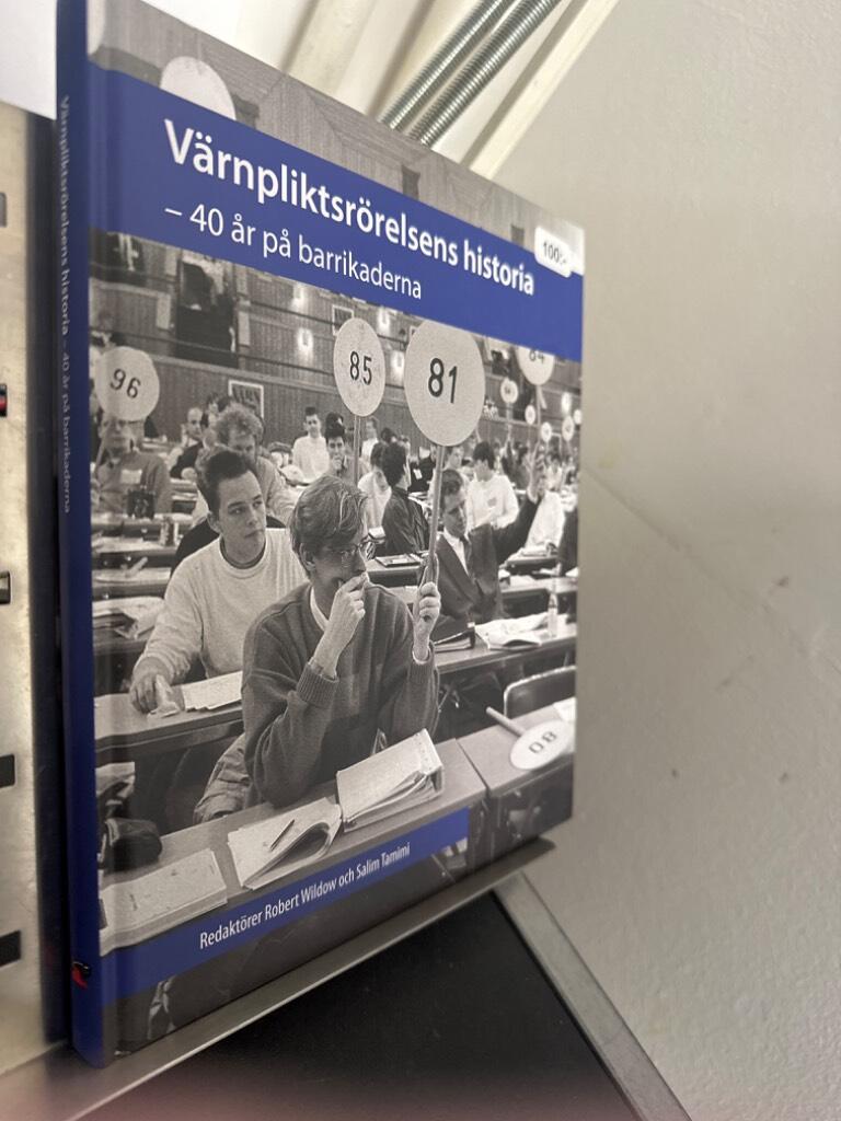 V&auml;rnpliktsr&ouml;relsens historia : 40 &aring;r p&aring; barrikaderna