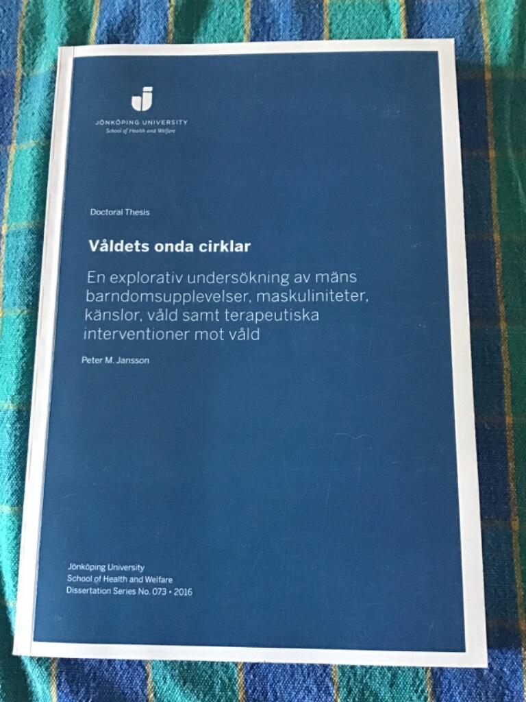 V&aring;ldets onda cirklar : en explorativ unders&ouml;kning av m&auml;ns barndomsupplevelser, maskuliniteter, k&auml;nslor, v&aring;ld samt terapeutiska interventioner mot v&aring;ld