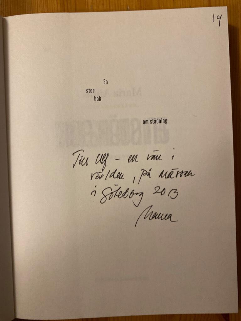 En stor bok om st&auml;dning - vardagsess&auml;er, tankeflykt