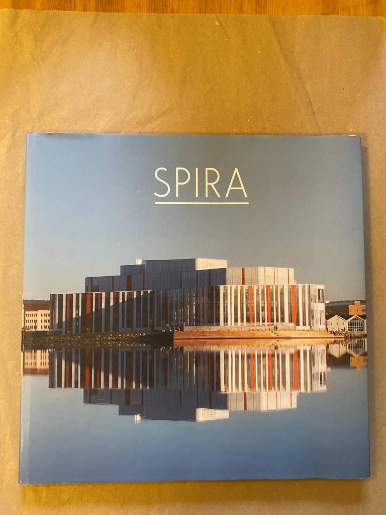Att st&auml;lla till en scen - historien om Spira
