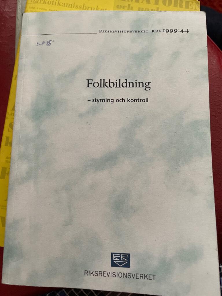 Folkbildning : styrning och kontroll