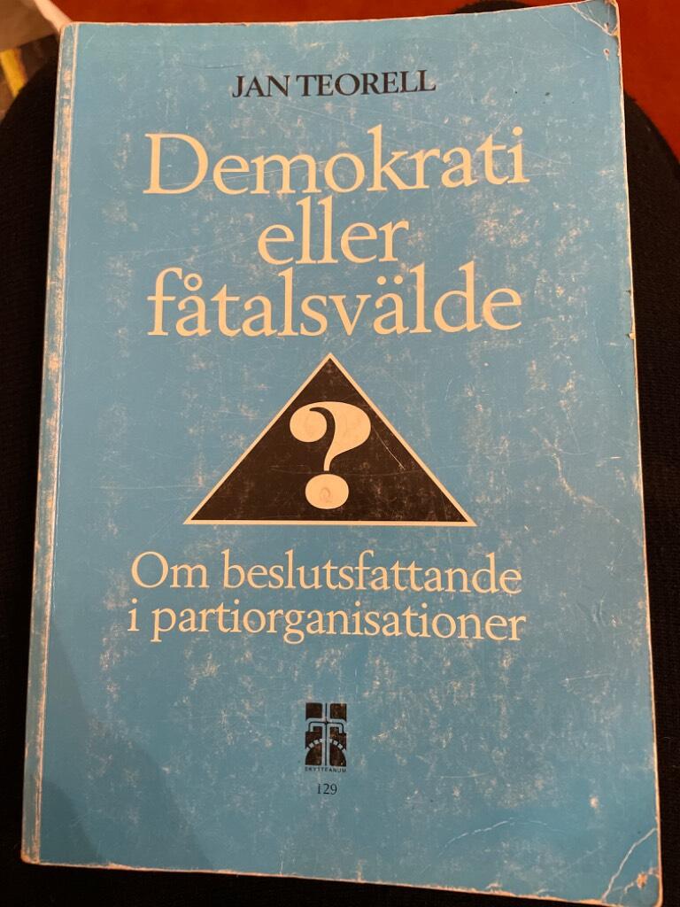 Demokrati eller f&aring;talsv&auml;lde? : om beslutsfattande i partiorganisationer = [Democracy or oligarchy?] : [on intraparty decision making]