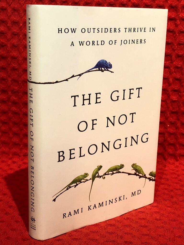The gift of not belonging - how outsiders thrive in a world of joiners