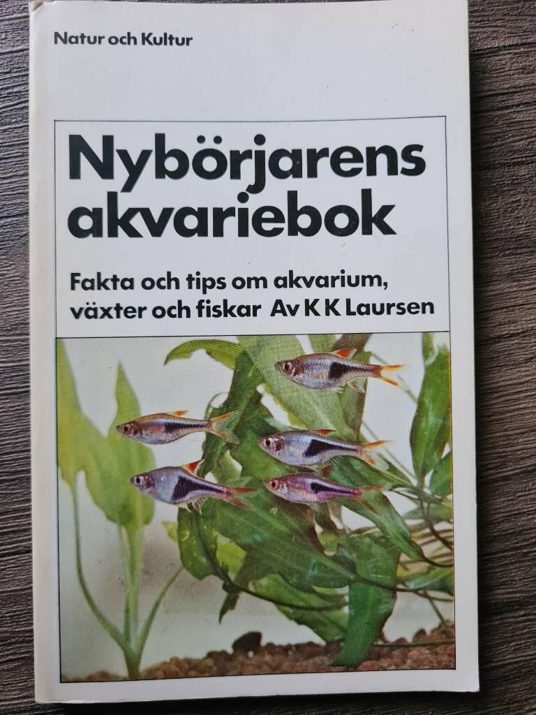 Nyb&ouml;rjarens akvariebok : fakta och tips om akvarium, v&auml;xter och fiskar
