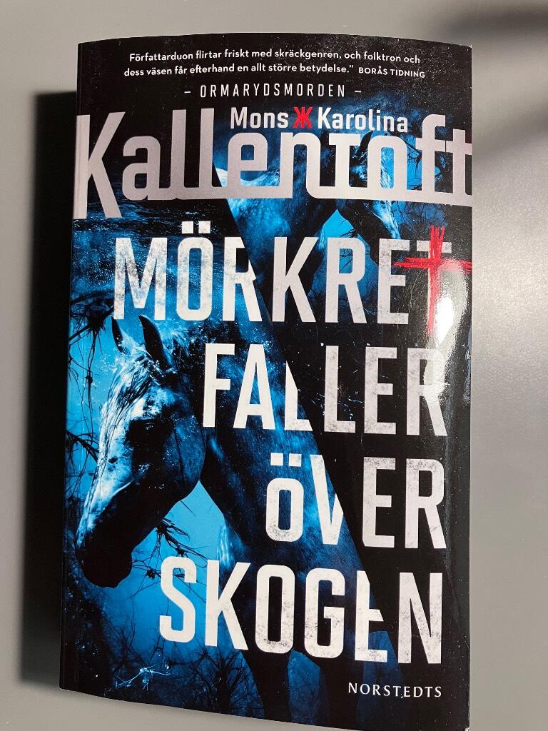 M&ouml;rkret faller &ouml;ver skogen