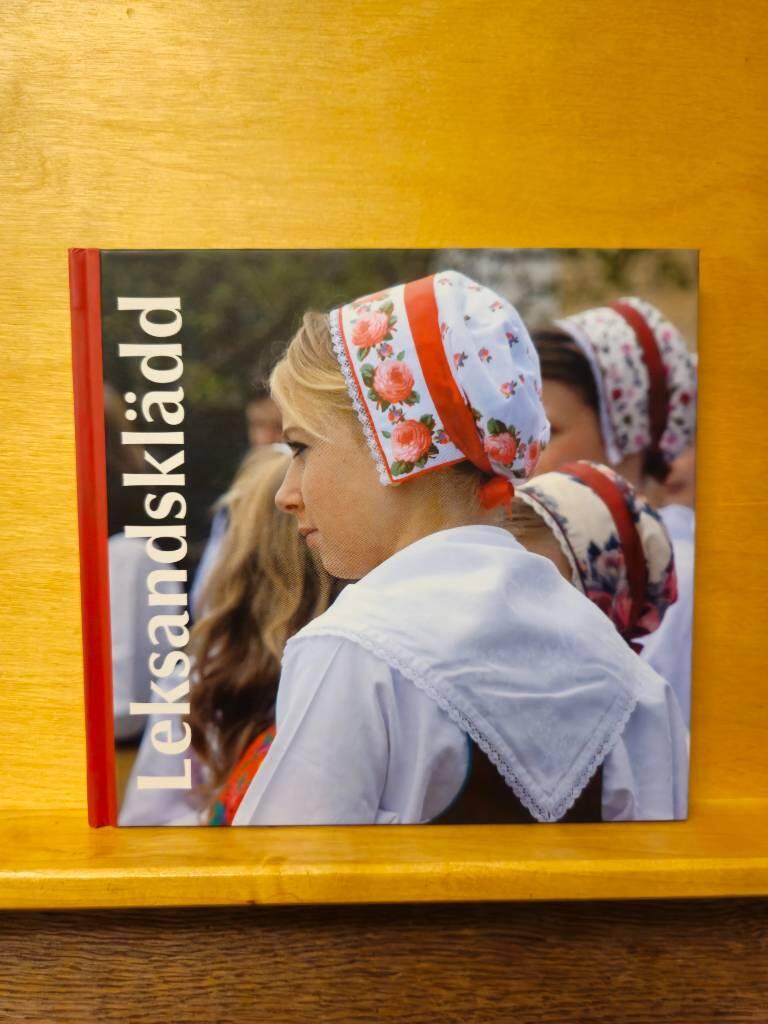 Leksandskl&auml;dd - i Leksand, Djura och Siljansn&auml;s med almanacka f&ouml;r Leksandsdr&auml;kten under kyrko&aring;ret