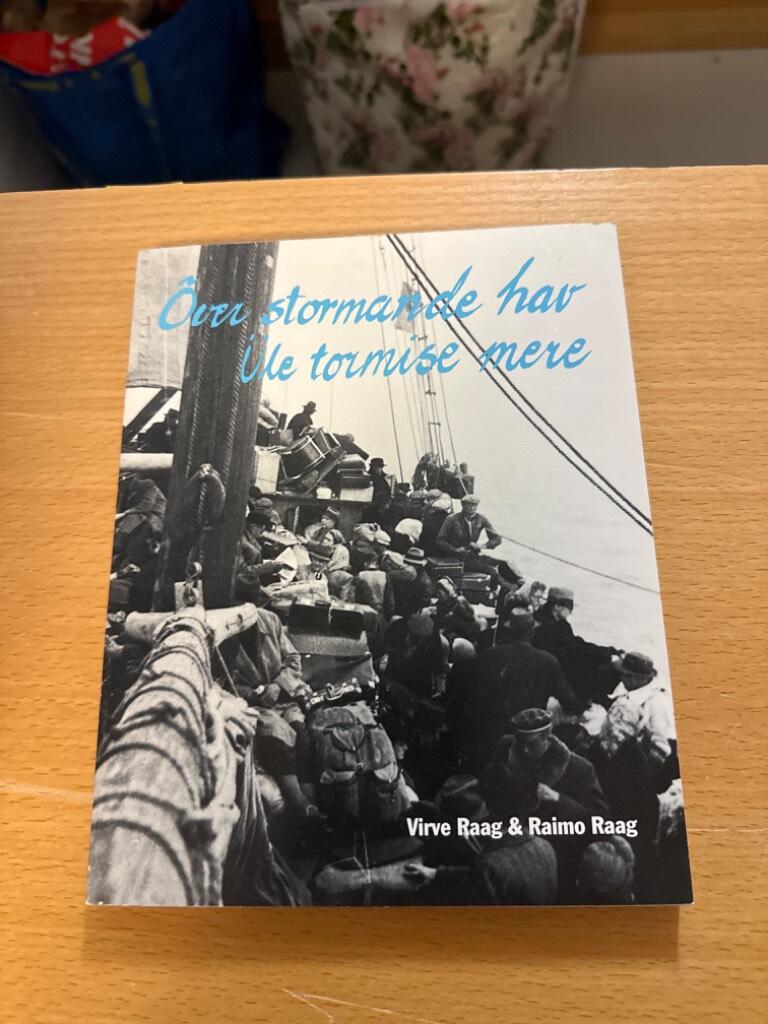&Ouml;ver stormande hav : estl&auml;ndskt liv och leverne i Kumla 1944-1991 = &Uuml;le tormise mere : eesti elu-olu Rootsi v&auml;ikelinnas Kumlas 1944-1991