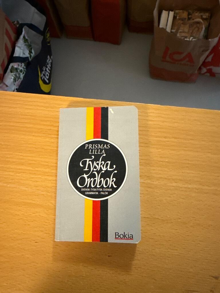 Prismas lilla tyska ordbok : [svensk-tysk, tysk-svensk] : [grammatik, parl&ouml;r]