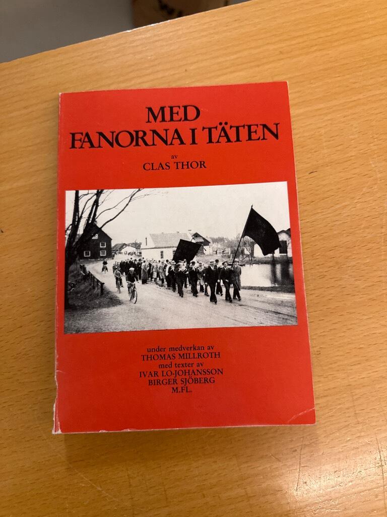 Med fanorna i t&auml;ten : en bok om arbetarr&ouml;relsens och nykterhetsr&ouml;relsens fanor och standar