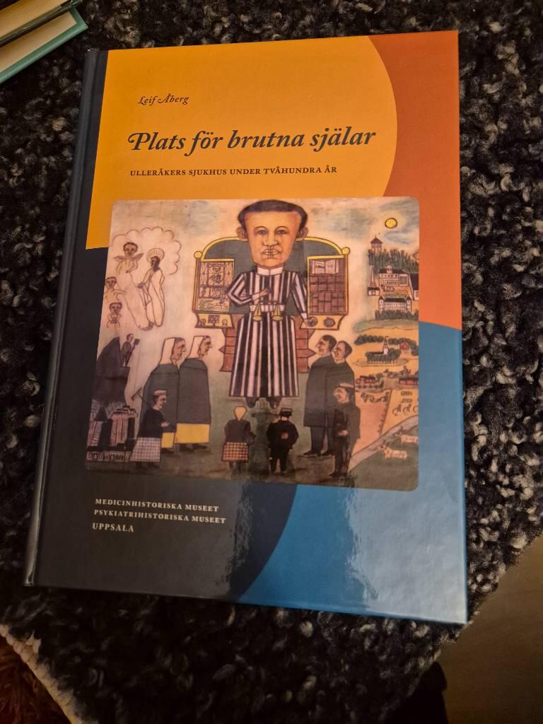 Plats f&ouml;r brutna sj&auml;lar : Uller&aring;kers sjukhus under tv&aring;hundra &aring;r