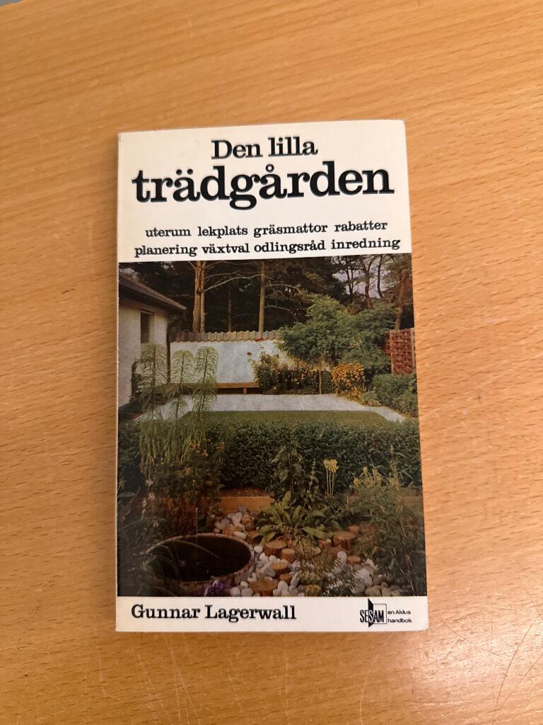 Den lilla tr&auml;dg&aring;rden - uterum, lekplats, gr&auml;smattor, rabatter, planering, v&auml;xtval, odlingsr&aring;d, inredning