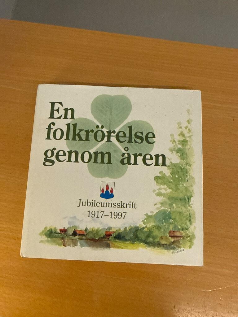 En folkr&ouml;relse genom &aring;ren - 80 &aring;r i V&auml;stmanland med Bondef&ouml;rbundet/centerr&ouml;relsen och V&auml;stmanlands nyheter : jubileumsskrift 1917-1997