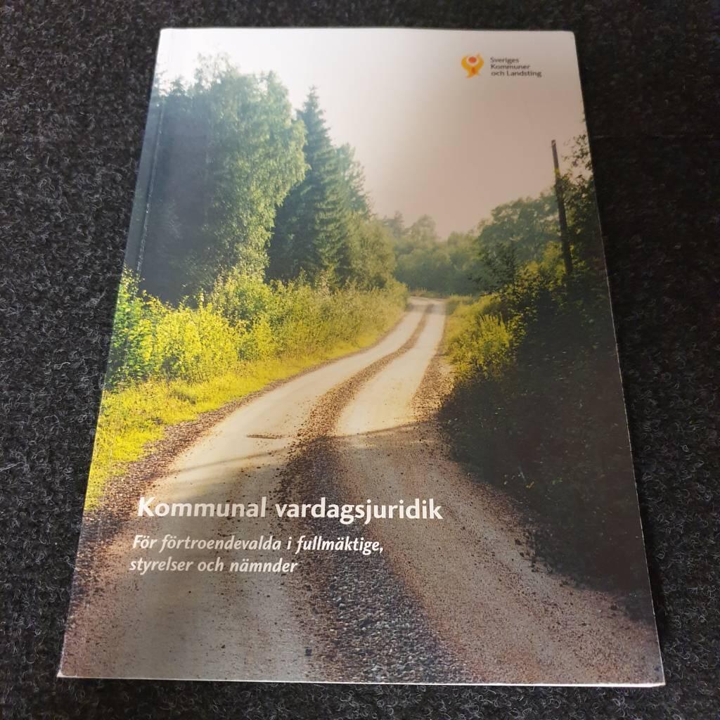 Kommunal vardagsjuridik : f&ouml;r f&ouml;rtroendevalda i fullm&auml;ktige, styrelser och n&auml;mnder