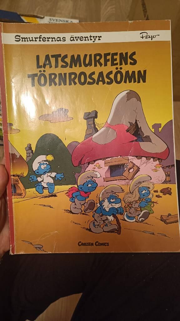 Latsmurfens t&ouml;rnrosas&ouml;mn samt fyra sm&aring; historier