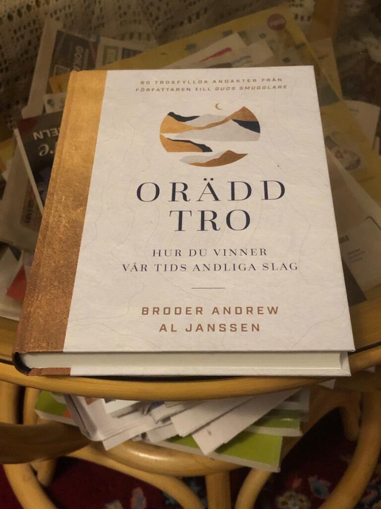 Or&auml;dd tro - hur du vinner v&aring;r tids andliga slag : 60 trosfyllda andakter fr&aring;n f&ouml;rfattaren till Guds smugglare