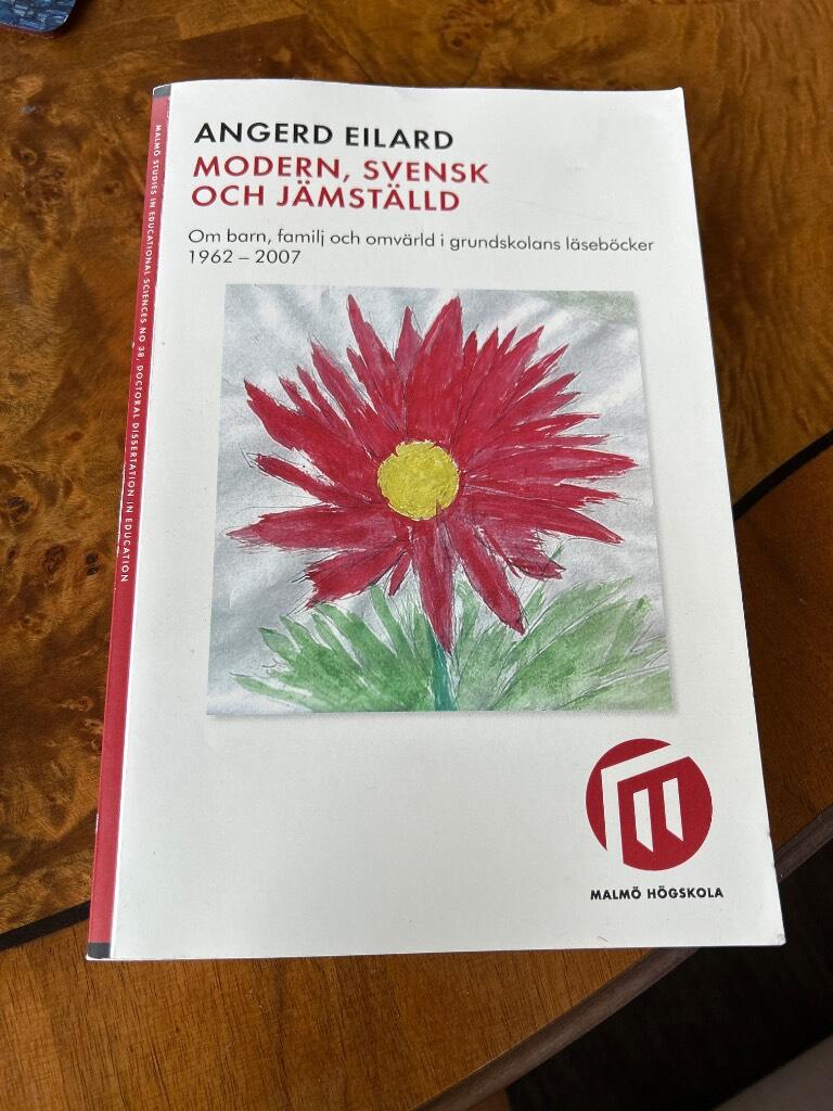 Modern, svensk och j&auml;mst&auml;lld : om barn, familj och omv&auml;rld i grundskolans l&auml;seb&ouml;cker 1962-2007