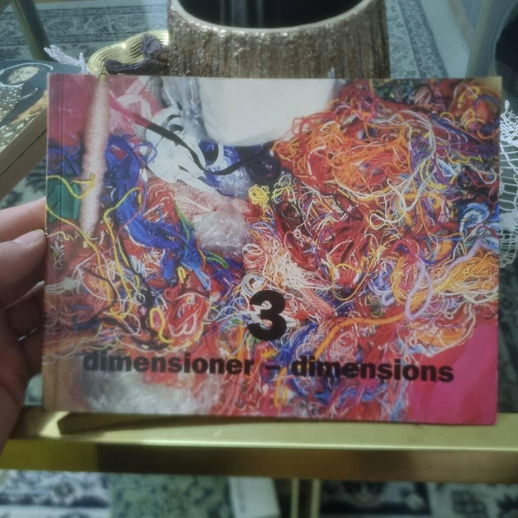 Tre dimensioner : samtida svensk textil konst : tre museer, Bor&aring;s Konstmuseum, Textilmuseet Bor&aring;s, Rydals museum