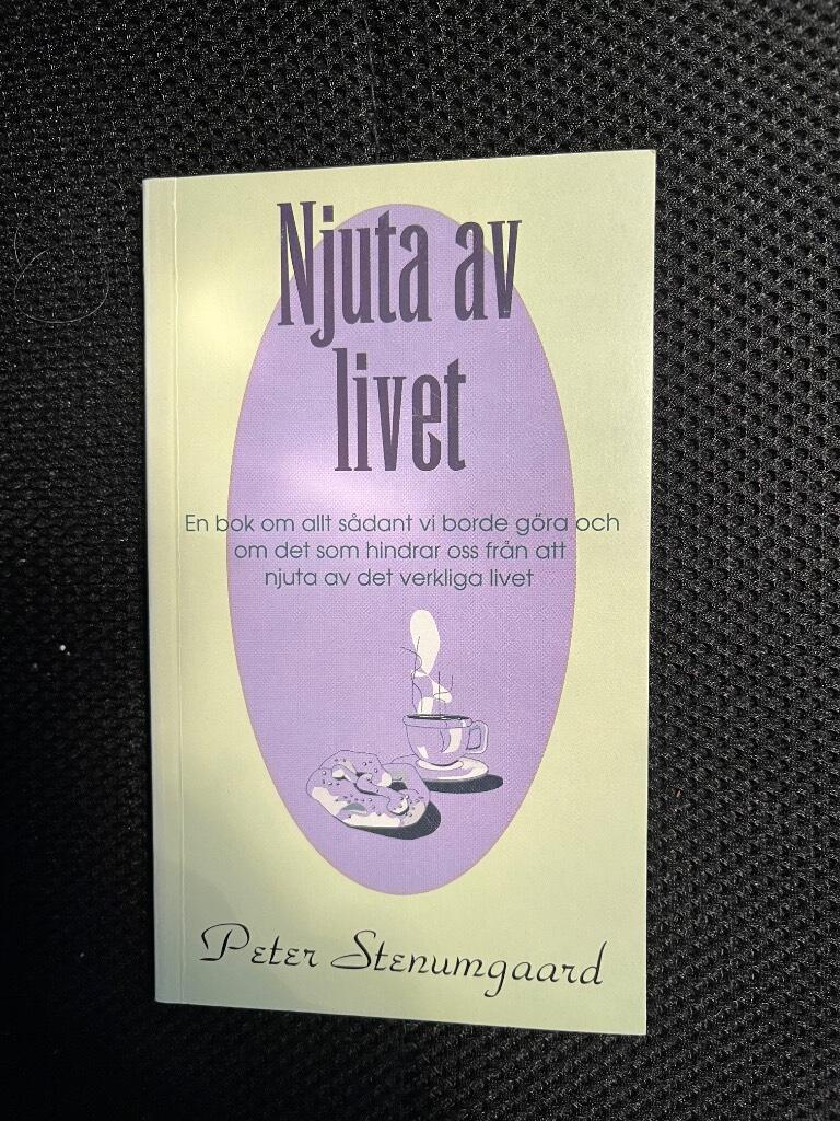 Njuta av livet - [en bok om allt s&aring;dant vi borde g&ouml;ra och om det som hindrar oss fr&aring;n att njuta av det verkliga livet]