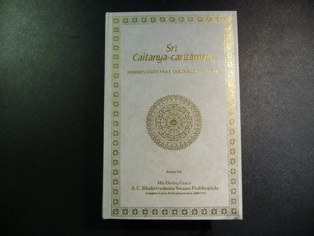 S?ri? Caitanya-carita?mr?ta : [herren Caitanyas nektarljuva lekar]