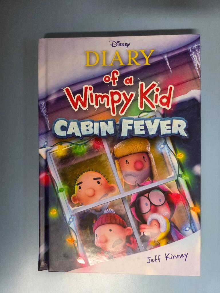 Cabin Fever (Special Disney+ Cover Edition) (Diary of a Wimpy Kid #6)