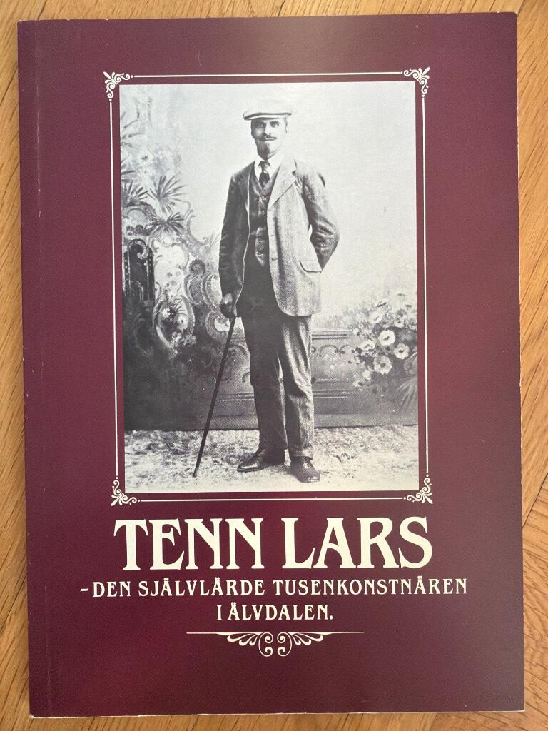 Tenn Lars : den sj&auml;lvl&auml;rde tusenkonstn&auml;ren i &Auml;lvdalen /av Lars O Lagerqvist, Bo S&ouml;dersten, Nils &Aring;berg ; utgiven i samarbete med &Auml;lvdalens kommun och &Auml;lvdalens hembygdsf&ouml;rening med anledning av Porfyrverkets 200-&aring;rsjubileum 1788-1988