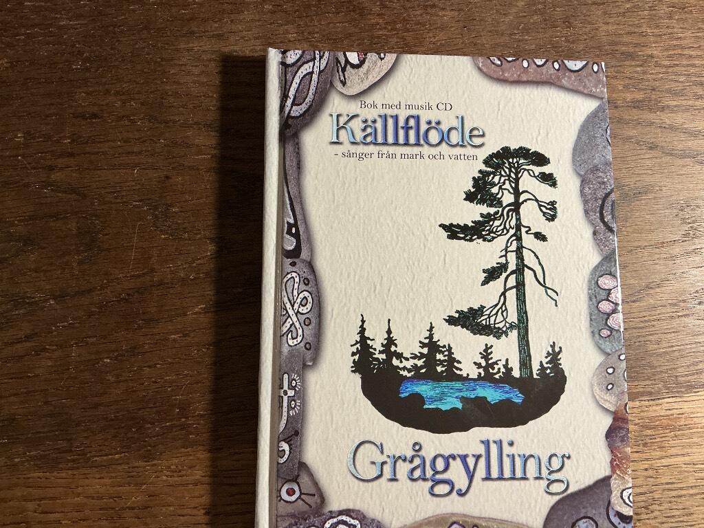 K&auml;llfl&ouml;de - s&aring;nger fr&aring;n mark och vatten